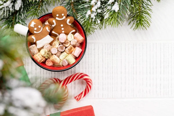 姜饼人在一个杯子饼干与棉花糖 有复制空间的圣诞假期 — 图库照片