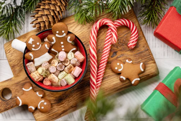 Lebkuchenmännchen Einer Tasse Mit Marshmallow Weihnachtsferien — Stockfoto