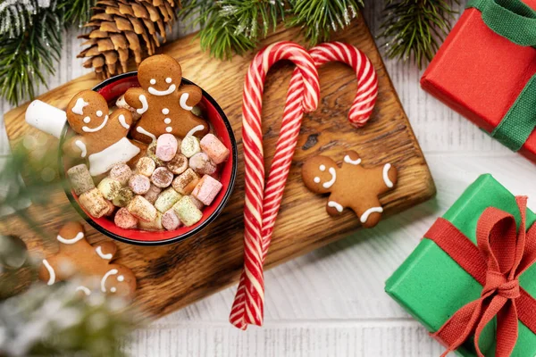 Lebkuchenmännchen Einer Tasse Mit Marshmallow Weihnachtsgeschenkboxen — Stockfoto