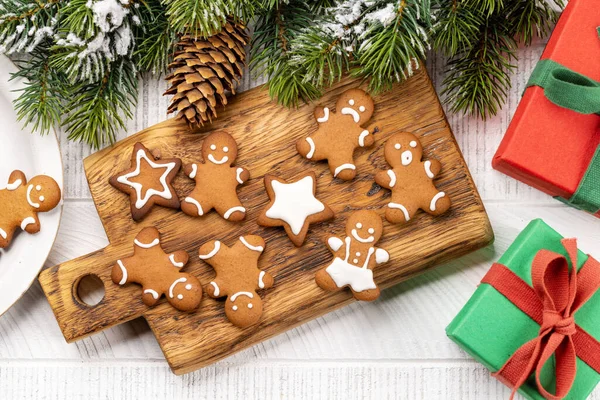 Gingerbread Man Cookies Wooden Board Christmas Holiday Gift Boxes Flat — Stock Photo, Image