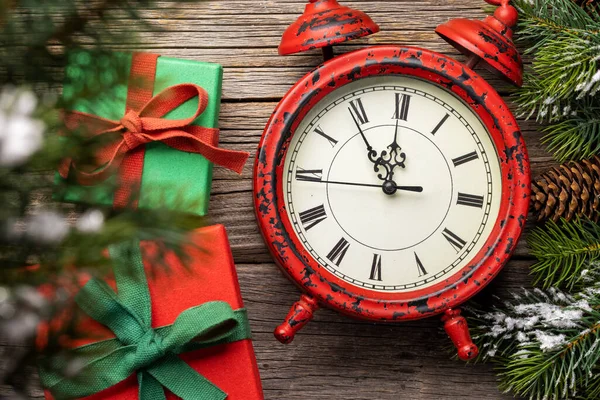 新年目覚まし時計とモミの木 クリスマスグリーティングカード — ストック写真