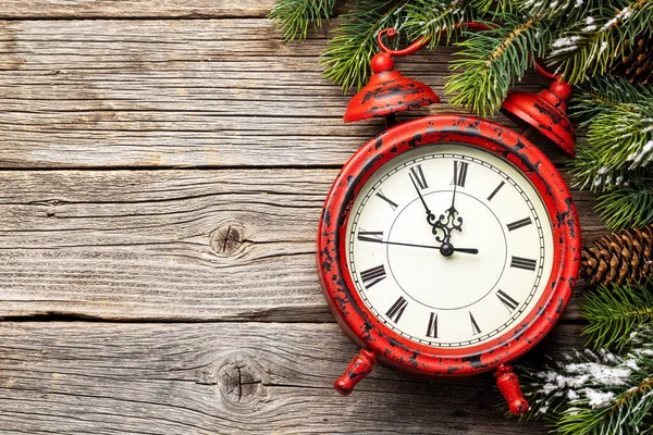 新年目覚まし時計とモミの木 コピースペース付きクリスマスグリーティングカード — ストック写真