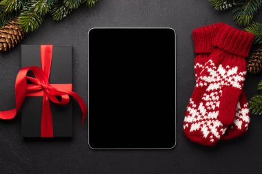 Boş ekranlı tablet, hediye kutusu ve Noel süsü. Xmas aygıt ekran şablonu