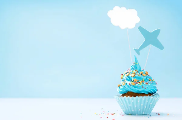 コピースペース付きの青の背景にカラフルなカップケーキ — ストック写真
