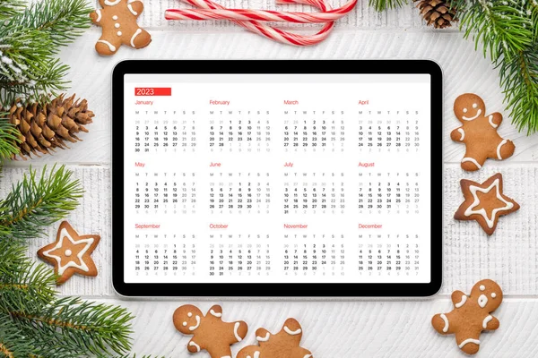 Tablet Mit Kalender Lebkuchen Und Weihnachtsdekor Xmas Bildschirmvorlage — Stockfoto
