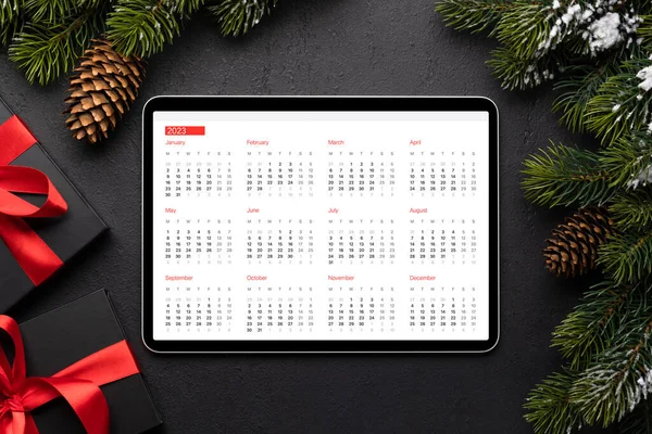 Tablet Mit Kalender Für Das Nächste Jahr Geschenkschachteln Und Weihnachtsdekor — Stockfoto