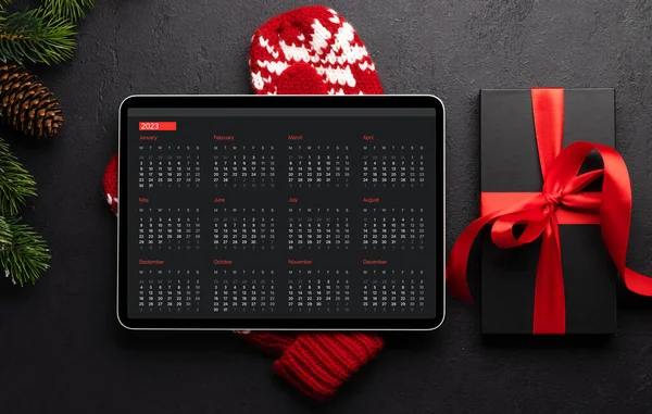 Tablet Mit Kalender Geschenkbox Und Weihnachtsdekor Xmas Bildschirmvorlage — Stockfoto