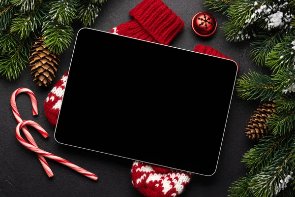 空白の画面とクリスマスの装飾が施されたタブレット Xmasデバイス画面テンプレート — ストック写真