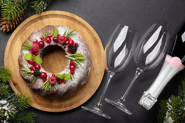 ザクロの種 クランベリー ローズマリーで飾られたクリスマスケーキ — ストック写真