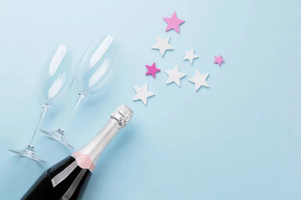 Champagnerflasche Und Sternendekor Auf Blauem Hintergrund Wohnung Lag Mit Kopierraum — Stockfoto