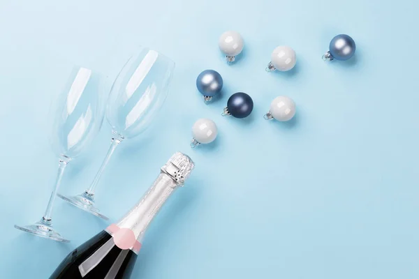 Champagne Flaska Glasögon Och Julgranskulor Blå Bakgrund Platt Liggplats Med — Stockfoto