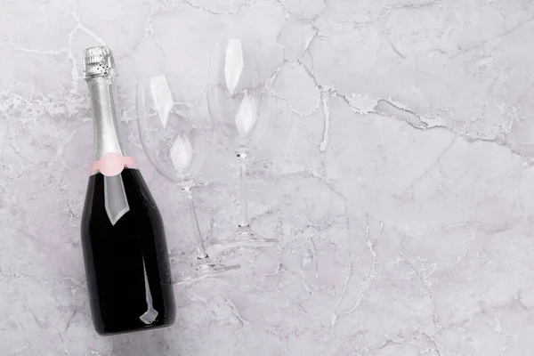 シャンパンボトルとグラス コピースペース付きフラットレイアウト — ストック写真