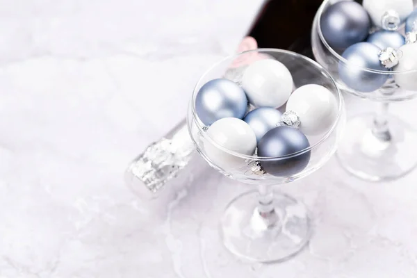 シャンパンボトル クリスマスボール付きのグラス コピースペース付き — ストック写真