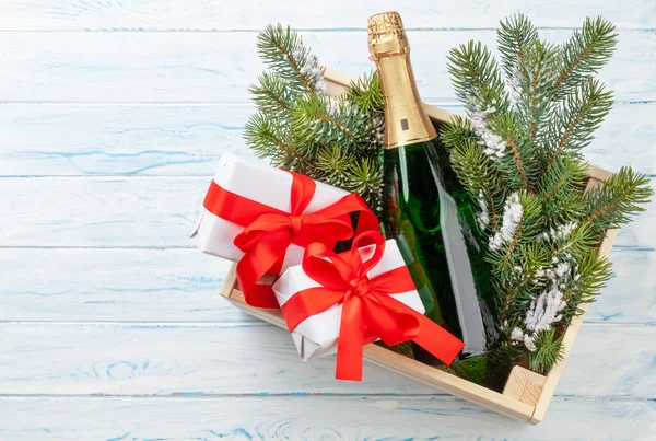 圣诞礼品盒和香槟酒瓶俯瞰平面放置有空间供您问候 — 图库照片