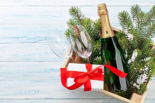 クリスマスギフトボックスとシャンパンボトル トップビューフラットレイアウトあなたの挨拶のためのスペース — ストック写真