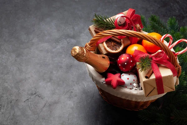 Kerstpakket Met Champagnefles Decor Geschenkdozen Fruit Bovenaanzicht Met Kopieerruimte — Stockfoto
