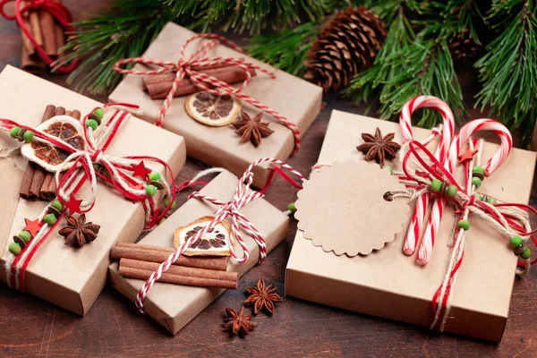 圣诞礼品盒与工艺装饰 顶部视图 — 图库照片