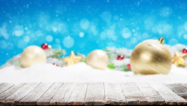冬のボケを背景にしたクリスマステーブルの背景 製品を表示するには — ストック写真