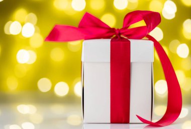 Noel hediyesi kutusu Noel ışıkları önünde bokeh