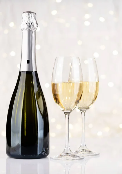 Champagne Fles Glazen Voor Kerstverlichting Bokeh — Stockfoto