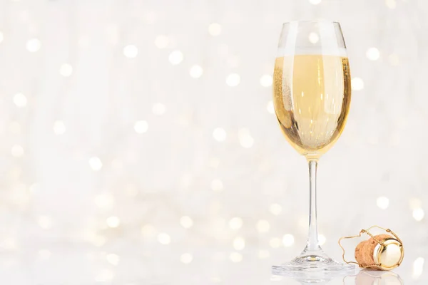 Sklenice Šampaňského Před Vánoční Osvětlení Bokeh — Stock fotografie