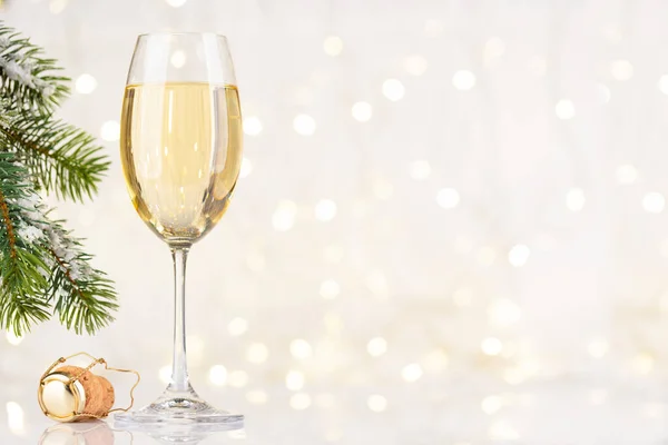 Champagne Glas Framför Julbelysningen Bokeh Med Kopieringsutrymme För Dina Julhälsningar — Stockfoto