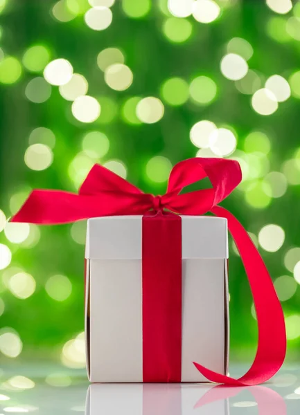 Caixa Presente Natal Frente Luzes Natal Bokeh — Fotografia de Stock