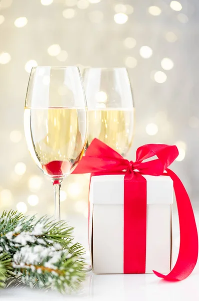 Champagne Glas Och Presentask Framför Julbelysning Bokeh — Stockfoto