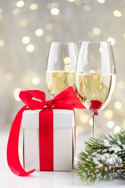Champagne Glas Och Presentask Framför Julbelysning Bokeh — Stockfoto