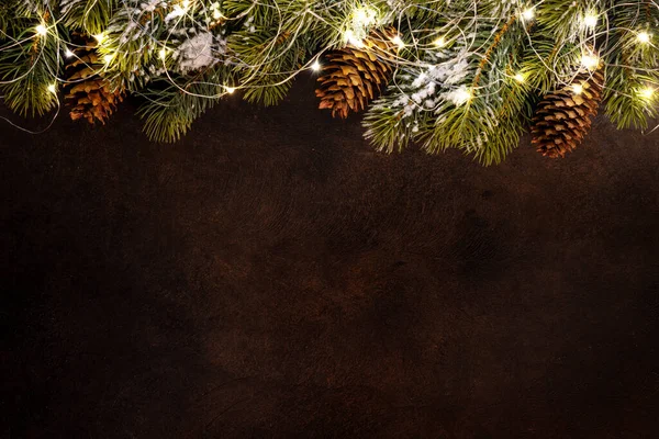 Karácsonyi Izzó Koszorú Fenyő Ágak Háttér Másolási Hely — Stock Fotó