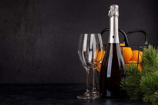 Mand Met Sinaasappels Champagne Sparren Tak Kerstcadeau Met Kopieerruimte Voor — Stockfoto