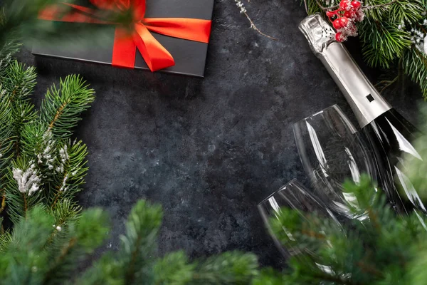 クリスマスプレゼント箱とシャンパン Xmasの挨拶のためのスペースとフラットレイアウト — ストック写真