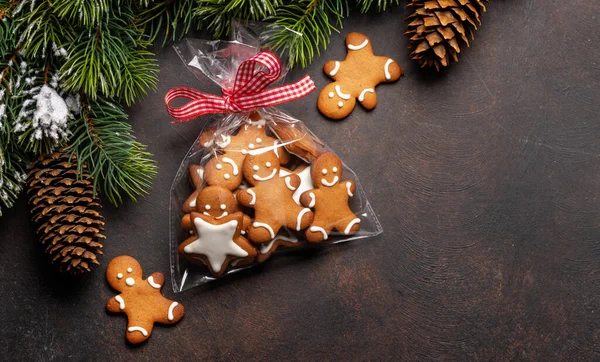 ジンジャーブレッドマンクッキーのギフトパッケージです コピースペース付きクリスマス休暇カード — ストック写真