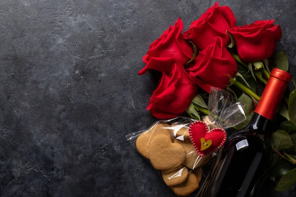 Valentijnskaart Met Wijnfles Hartvormige Koekjes Rozenbloemen Ruimte Voor Wensen — Stockfoto