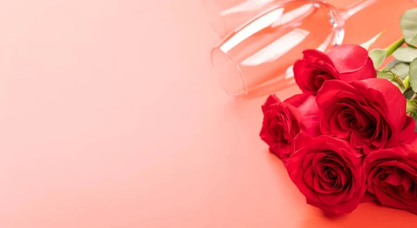 情人节卡片上有香槟酒杯和玫瑰花 在红色的背景上 为您的问候留出空间 — 图库照片