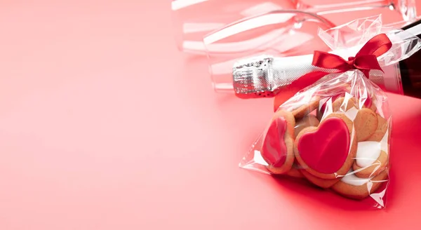 Valentinskort Med Hjerteformede Kaker Champagne Plass Til Hilsener – stockfoto