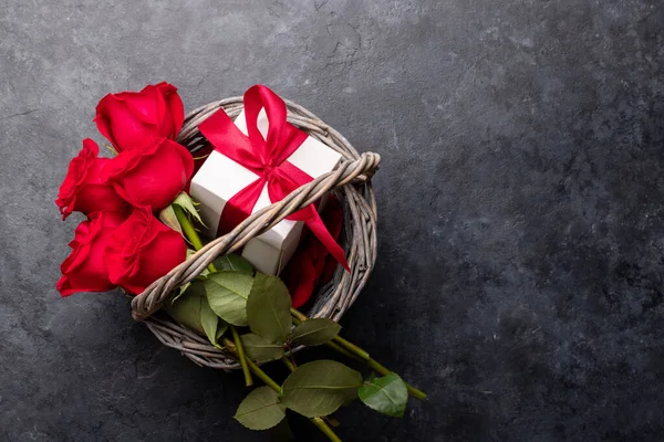 Открытка День Святого Валентина Подарочной Коробкой Цветами Роз Корзине Каменном — стоковое фото