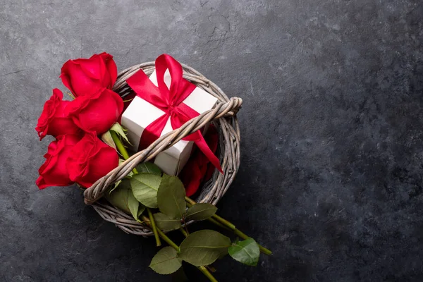 Alla Hjärtans Dag Kort Med Presentask Och Ros Blommor Korgen — Stockfoto