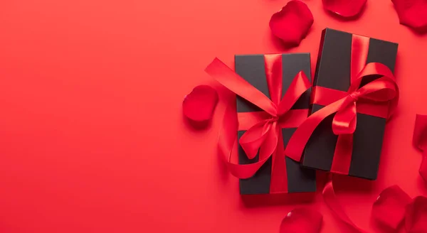 Valentijnskaart Met Geschenkdozen Rozenbloemblaadjes Rode Achtergrond Met Ruimte Voor Groeten — Stockfoto