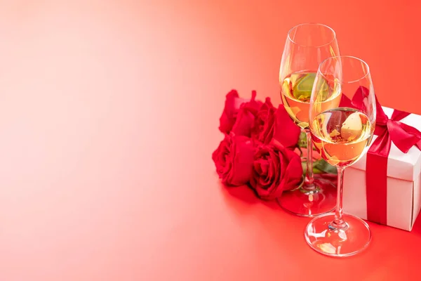 Biglietto San Valentino Con Champagne Fiori Rosa Confezione Regalo Sfondo — Foto Stock