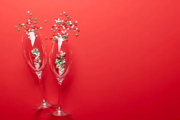 Alla Hjärtans Dag Kort Med Champagneglas Och Stjärnformade Sötsaker Röd — Stockfoto