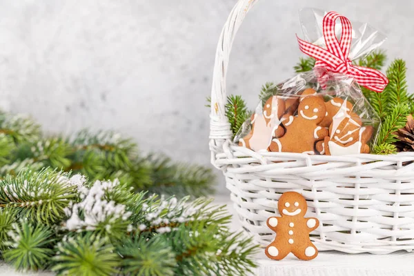 Korb Mit Weihnachtlichem Lebkuchengebäck Tannenzweige Mit Platz Für Ihre Weihnachtsgrüße — Stockfoto