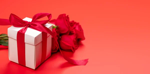 Valentinstag Karte Mit Geschenkbox Und Rosenblumen Auf Rotem Hintergrund Mit — Stockfoto