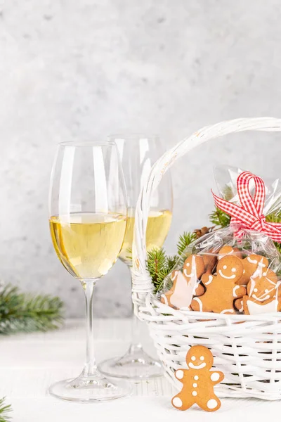 クリスマスのジンジャーブレッドクッキーとシャンパンのバスケット — ストック写真