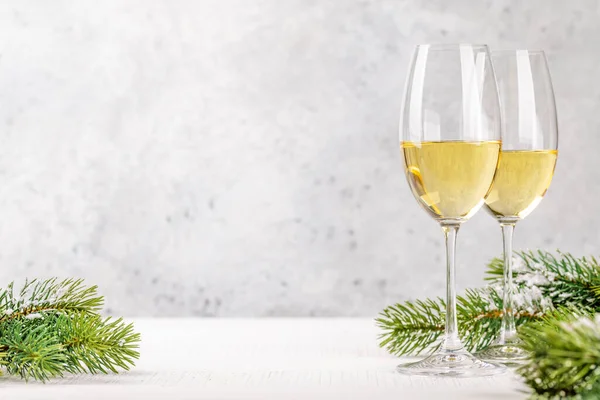 Kerst Dennenboom Takken Champagne Met Ruimte Voor Kerstgroeten — Stockfoto