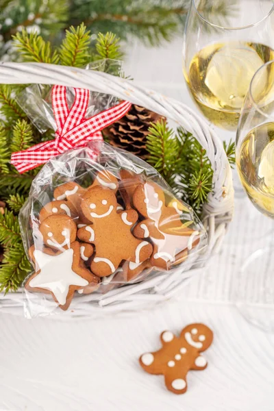 クリスマスジンジャーブレッドクッキーとモミの木の枝とバスケット — ストック写真