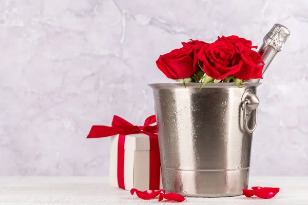 Tarjeta San Valentín Con Champán Flores Rosas Caja Regalo Con —  Fotos de Stock