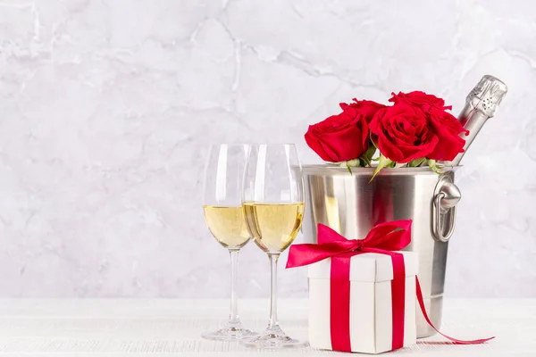 Cartão Dia Dos Namorados Com Champanhe Flores Rosa Caixa Presente — Fotografia de Stock