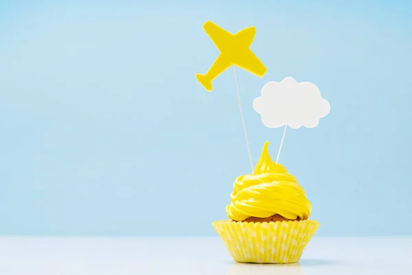 コピースペースと青の背景に装飾が施された黄色のクリームカップケーキ — ストック写真