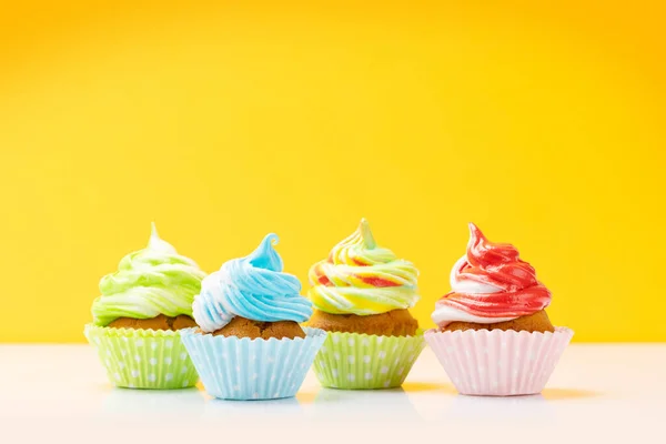 Farverige Cupcakes Gul Baggrund Med Kopiplads - Stock-foto
